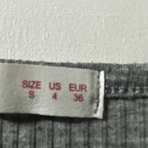 Hello! I’m selling a cute grey crop top!